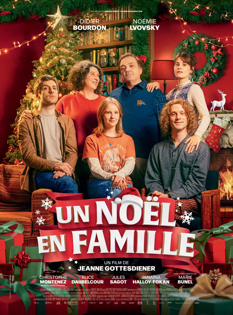 Affiche officielle du film Un Noël en famille. Une affiche créée par l'agence LES ALIENS. Un film de Jeanne Gottesdiener, avec Didier Bourdon, Noémie Lvovsky, Christophe Montenez. Au cinéma en décembre 2024. Distribution : KMBO.