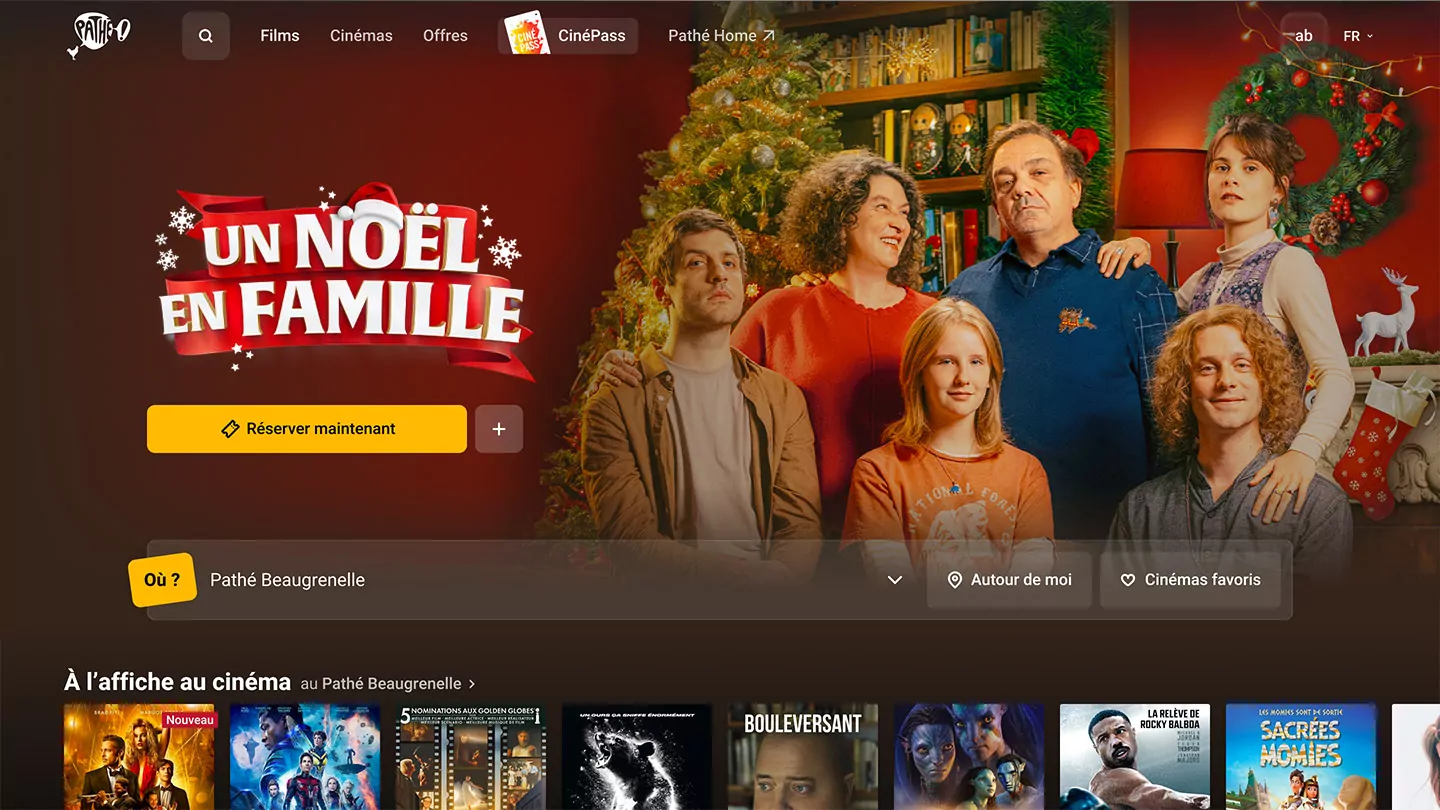 Promotion pour la sortie du film Un Noël en Famille : simulation desktop. Une affiche originale - ainsi que toutes les déclinaisons print & web - créée par l'agence LES ALIENS. Un film de Jeanne Gottesdiener, avec Didier Bourdon, Noémie Lvovsky, Christophe Montenez. Au cinéma en décembre 2024. Distribution : KMBO.