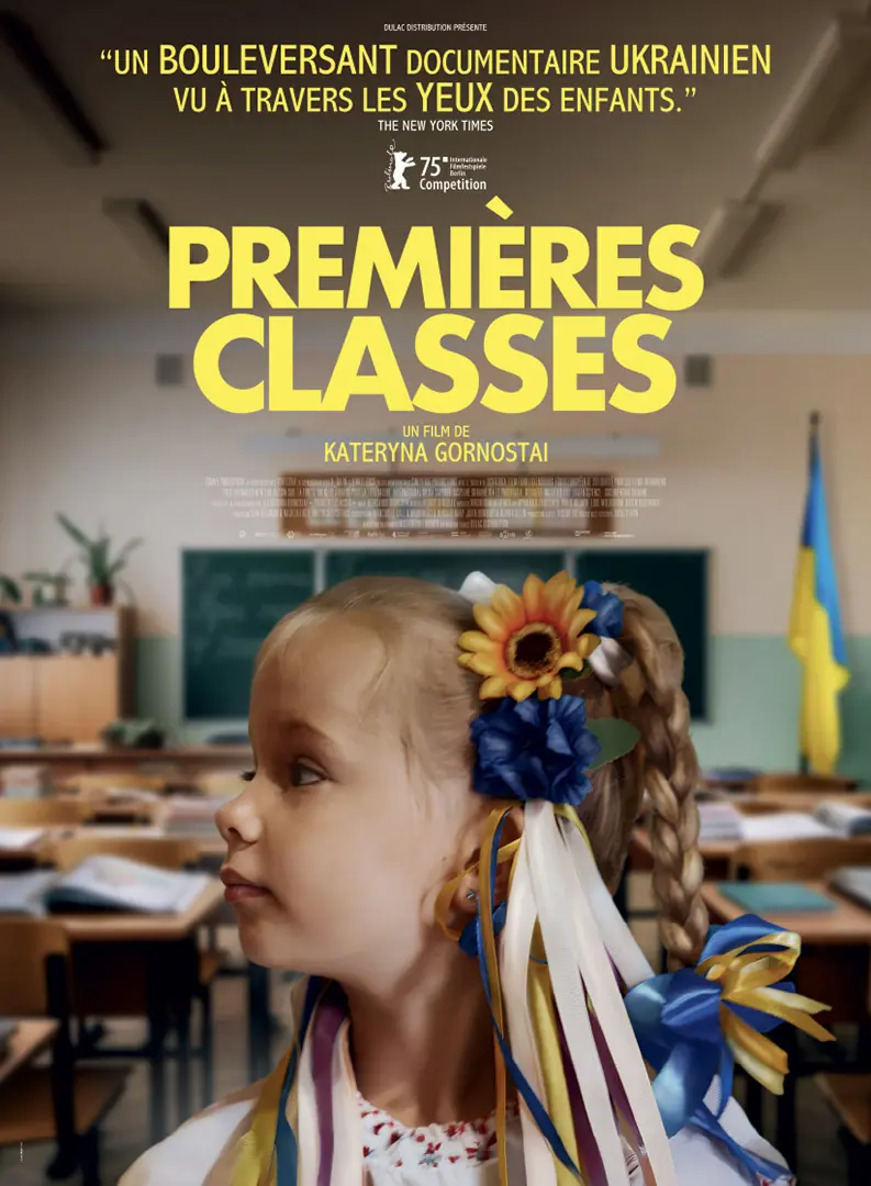 Premières Classes : affiche officielle pour la sortie en France au cinéma du documentaire ukrainien sur l'école en temps de guerre. Une affiche créée par l'Agence LES ALIENS pour Dulac Distribution. Un documentaire en salle en France en septembre 2025. Format : affiche 120x160