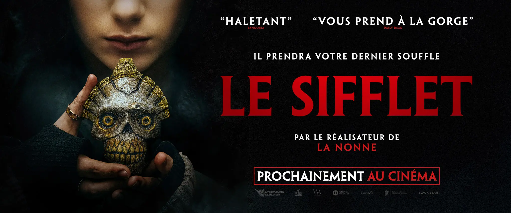 Déclinaison horizontale de l'affiche cinéma officielle du film Le Sifflet pour sa sortie en France. Création Agence LES ALIENS. Distribution France : Metropolitan Filmexport en mars 2026. Un film de Corin Hardy par Owen Egerton. Titre original "Whistle". Format : écran cinéma 2048 x 855.
