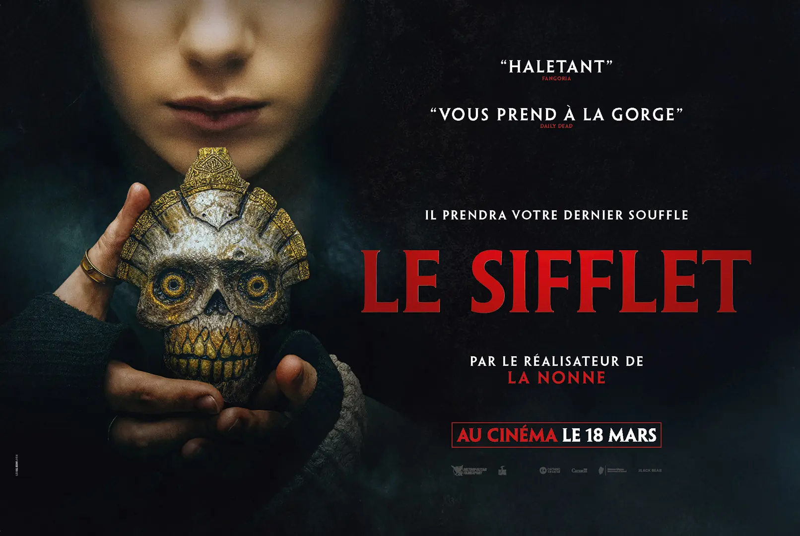Déclinaison horizontale de l'affiche cinéma officielle du film Le Sifflet pour sa sortie en France. Création Agence LES ALIENS. Distribution France : Metropolitan Filmexport en mars 2026. Un film de Corin Hardy par Owen Egerton. Titre original "Whistle". Format : panneau 3x2.