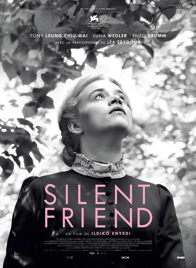 Silent Friend : affiche cinéma officielle française pour la sortie du film Silent Friend de la réalisatrice Ildiko Enyedi. Affiche créée par l'Agence LES ALIENS qui a aussi décliné tous les formats print et web. Un film avec Tony Leung Chiu-Wai, Léa Seydoux, Luna Wedler. Distribution KMBO, à partir du 1er avril 2026. Format 120x160.