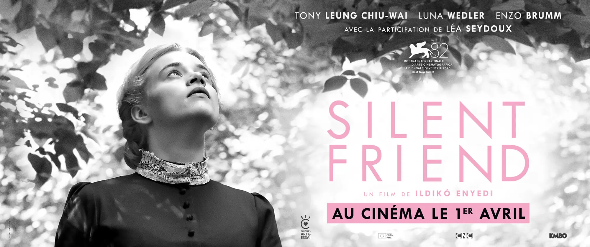Silent Friend : déclinaison web de l'affiche officielle française du film Silent Friend de la réalisatrice Ildiko Enyedi. Affiche créée par l'Agence LES ALIENS qui a aussi décliné tous les formats print et web. Un film avec Tony Leung Chiu-Wai, Léa Seydoux, Luna Wedler. Distribution KMBO, à partir du 1er avril 2026. Format : carton fixe DCP scope 2048x858.