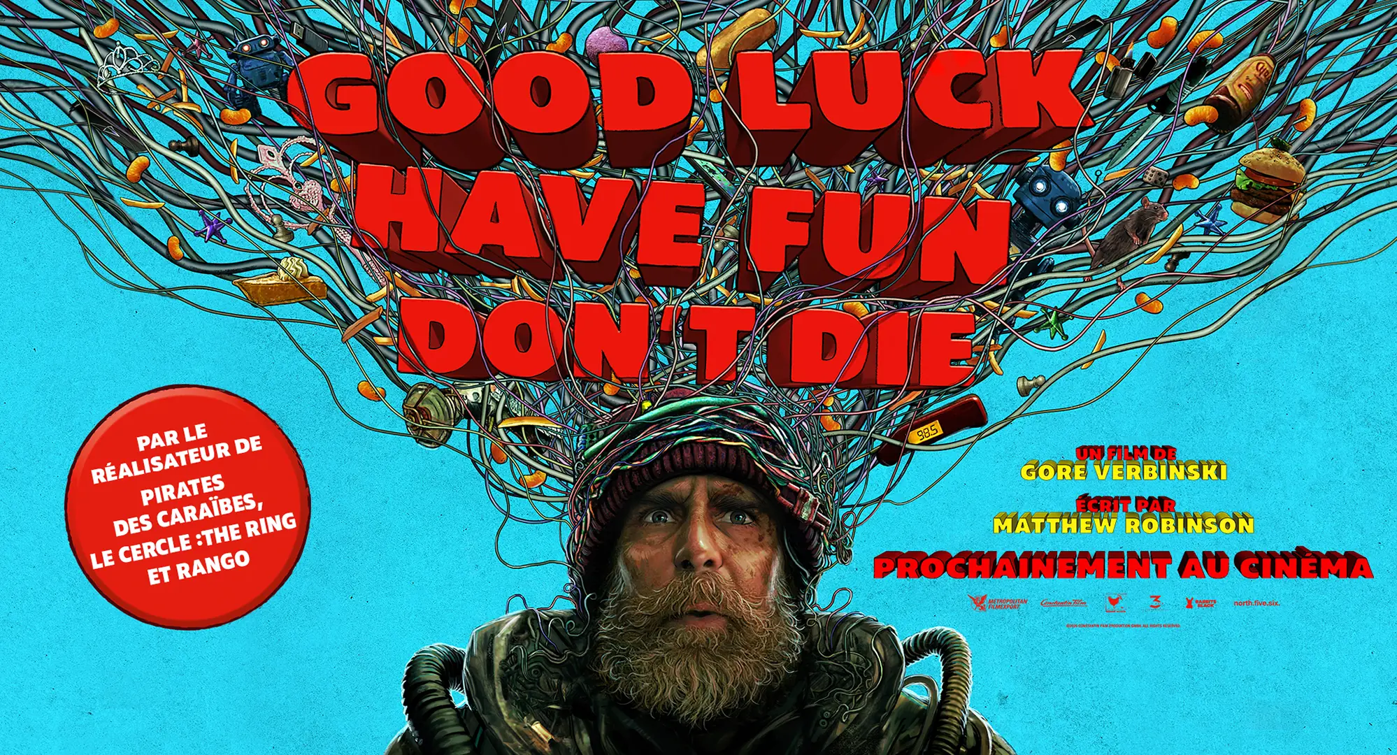 Déclinaison de l'affiche du film "Good Luck, Have Fun, Don't Die" : une adaptation à partir de l'affiche originale réalisée par l'Agence LES ALIENS. Un film de Gore Verbinski. Distribution en France : Metropolitan Filmexport - avril 2026. Format : déclinaison écran cinéma 2048X1107.