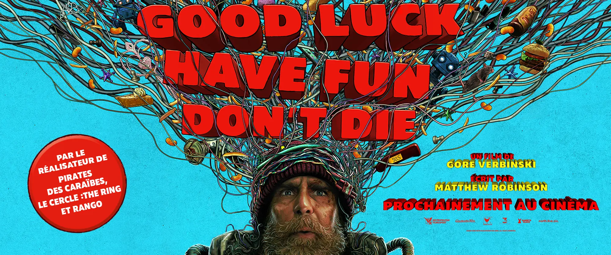 Déclinaison de l'affiche du film "Good Luck, Have Fun, Don't Die" : une adaptation à partir de l'affiche originale réalisée par l'Agence LES ALIENS. Un film de Gore Verbinski. Distribution en France : Metropolitan Filmexport - avril 2026. Format : déclinaison écran cinéma 2048X855.