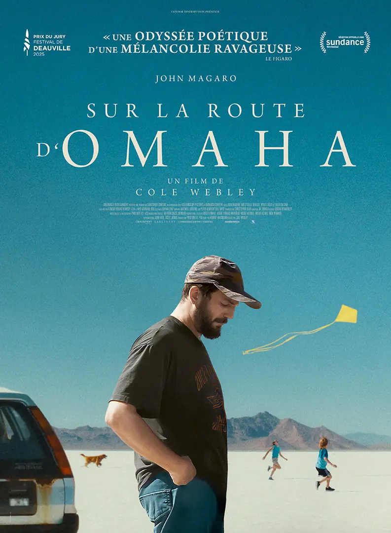 Affiche officielle française du film "Sur la route d'Omaha". Une affiche créée par l'agence LES ALIENS pour son distributeur français, Condor Films. Un drame de Cole Webley, avec John Magaro, Molly Belle Wright, Wyatt Solis. Sortie en salle le 22 juillet 2026. 