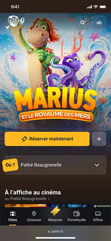 Habillage format mobile du site PATHÉ pour la sortie française du film l'affiche cinéma française officielle du film Marius et le royaume des mers : une affiche créée par l'agence LES ALIENS. Un film d'animation norvégien pour toute la famille. Distribution en France en août 2026 par KMBO. Format : déclinaison format carré 1080x1080.